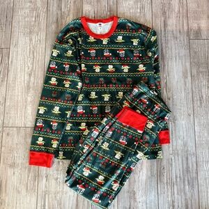 Hanna Andersson adult Star Wars  Pajama Set - Festive Green and Red
